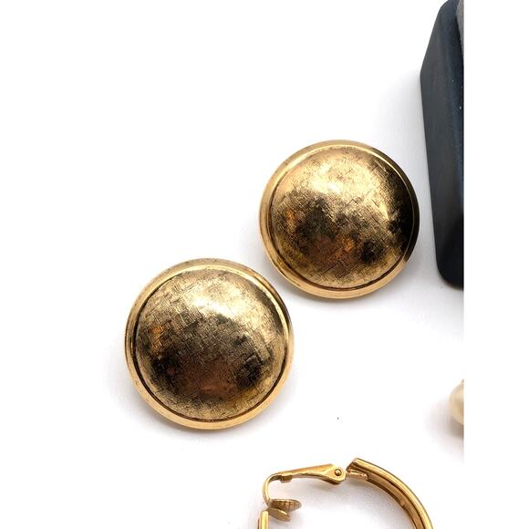 Lot of Six Pair Unsigned Vintage Gold Tone Clip On Earrings - Picture 3 of 9